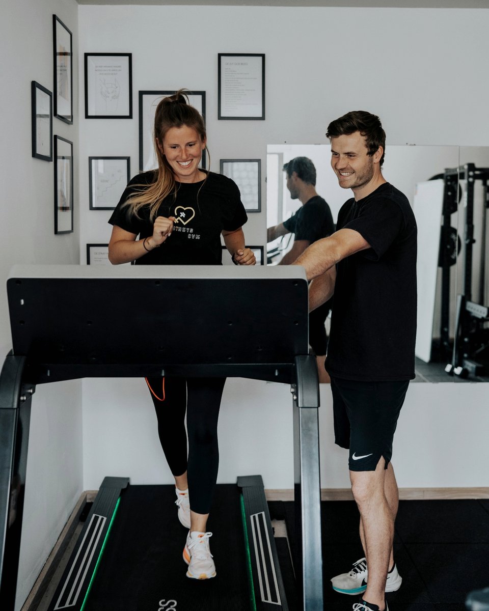 Coach Matisse begeleidt een sporter op de loopband
